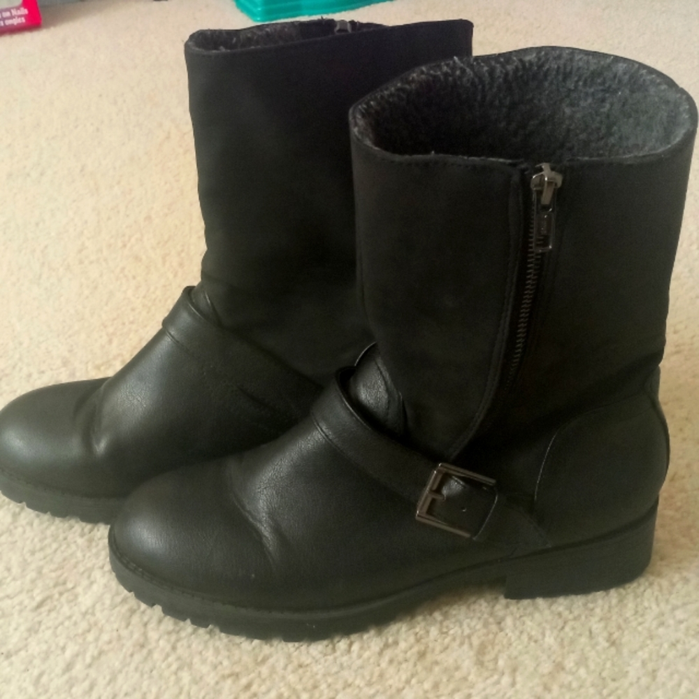 Mossimo Supply Co. size 9 black leather/ suede like material ankle boots.